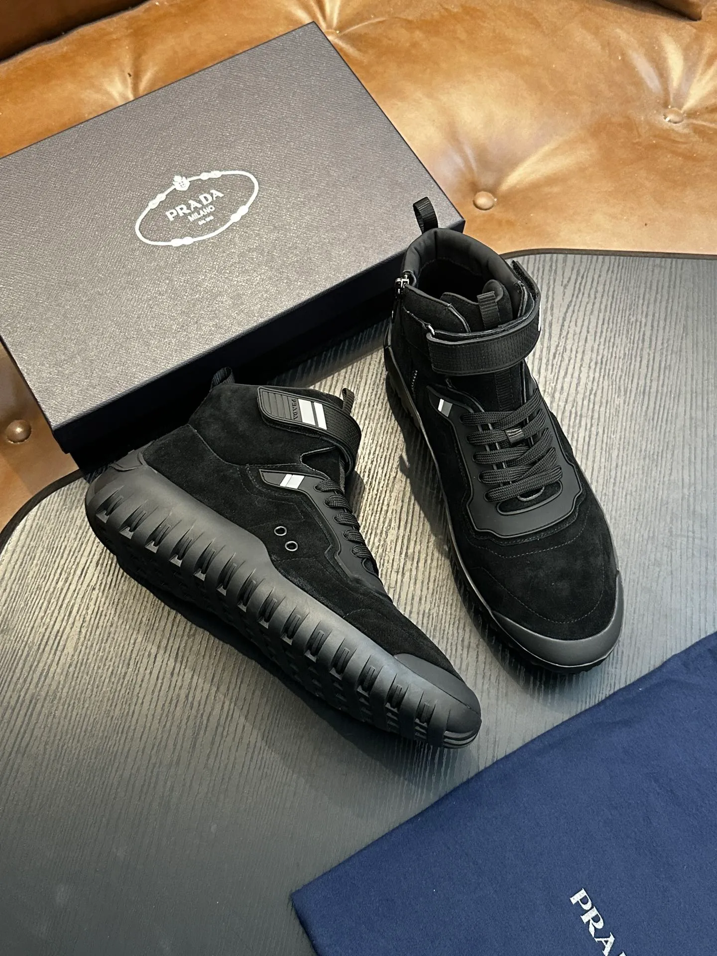 [ PRADA ] Top P: 880💰 ▪️Size: 39-44 (customized at 38.45) Prad*Prada (Mauri order can be made) new men's nylon fabric sneakers This casual sneaker combines elegant and innovative design. It is made of nylon stretch fabric and has a slip-on design. The upper strap is equipped with an adjustable metal buckle, and the letters "PRADA" are eye-catching on the side of the shoe. Comes with full original packaging!